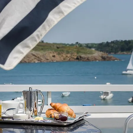 Du Port Et De L'aven 2*